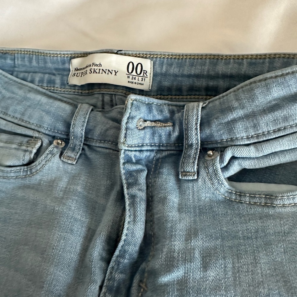 ABERCROMBIE and Fitch Light Wash Jeans - Picture 3 of 7